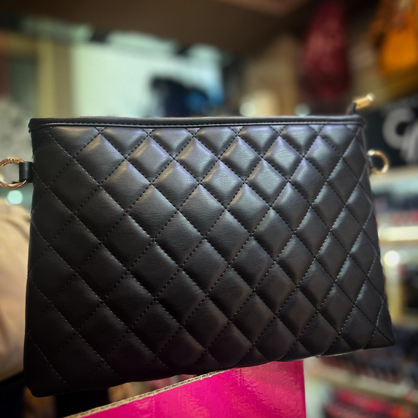 Τσαντακι καπιτονε σε μαυρο χρωμα 22.50€ #rezerva_accessories_cosmetics #rezervaaccessories #aigio #aigiocity