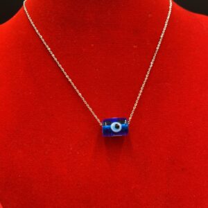 Κολιέ ατσάλι σε ασημί απόχρωση.