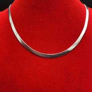 Κολιέ ατσάλι σε ασημί απόχρωση.