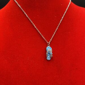 Κολιέ ατσάλι σε ασημί απόχρωση.