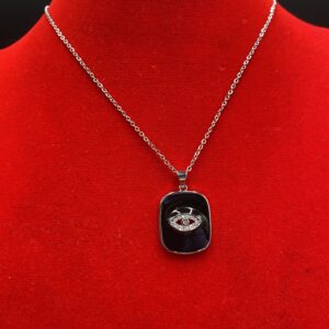 Κολιέ ατσάλι σε ασημί απόχρωση.