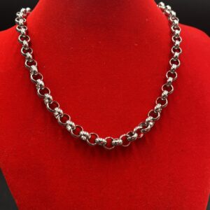 Κολιέ ατσάλι σε ασημί απόχρωση.