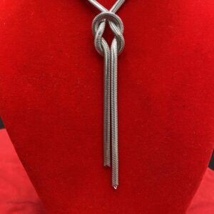 Κολιέ ατσάλι σε ασημί απόχρωση.