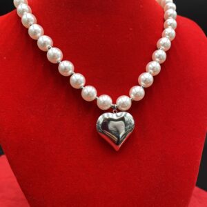 Κολιέ ατσάλι σε ασημί απόχρωση.