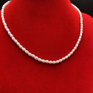 Κολιέ ατσάλι σε ασημί απόχρωση.